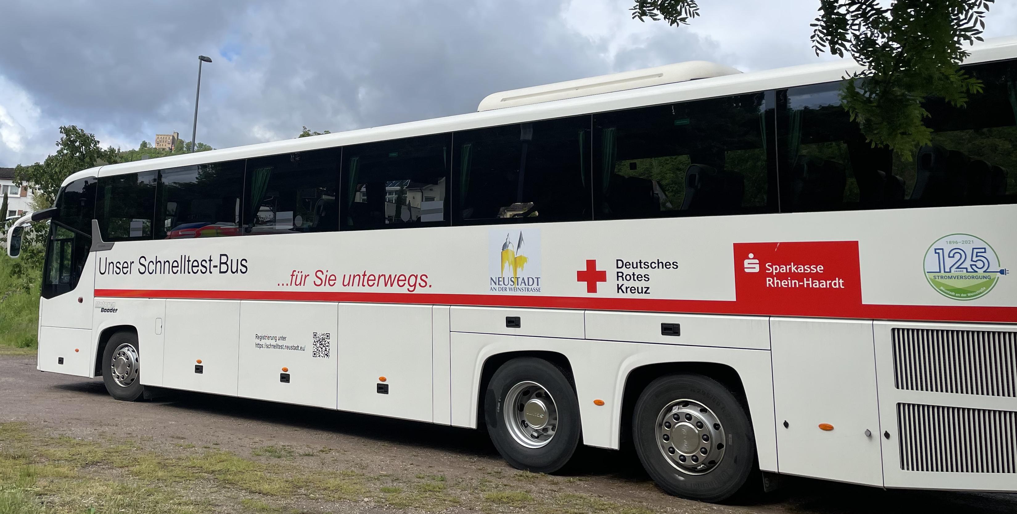 DRK-Schnelltestbus vor Hambacher Schloß
